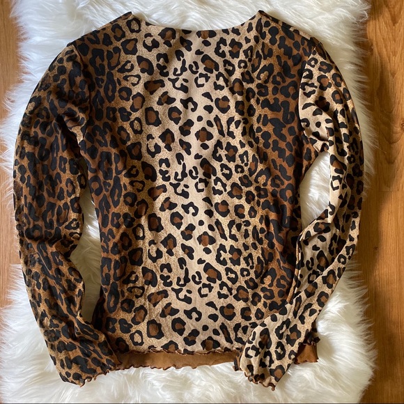❌SOLD❌ PETITE CHEETAH LEOPARD LONG SLEEVE TOP - Picture 2 of 6